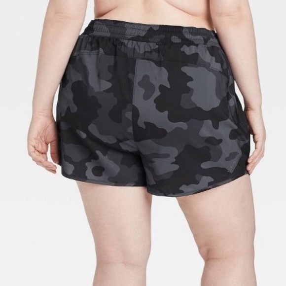 All in Motion Women's Mid-Rise Run Shorts 3" Dark Gray Camo 3X - Picture 2 of 3